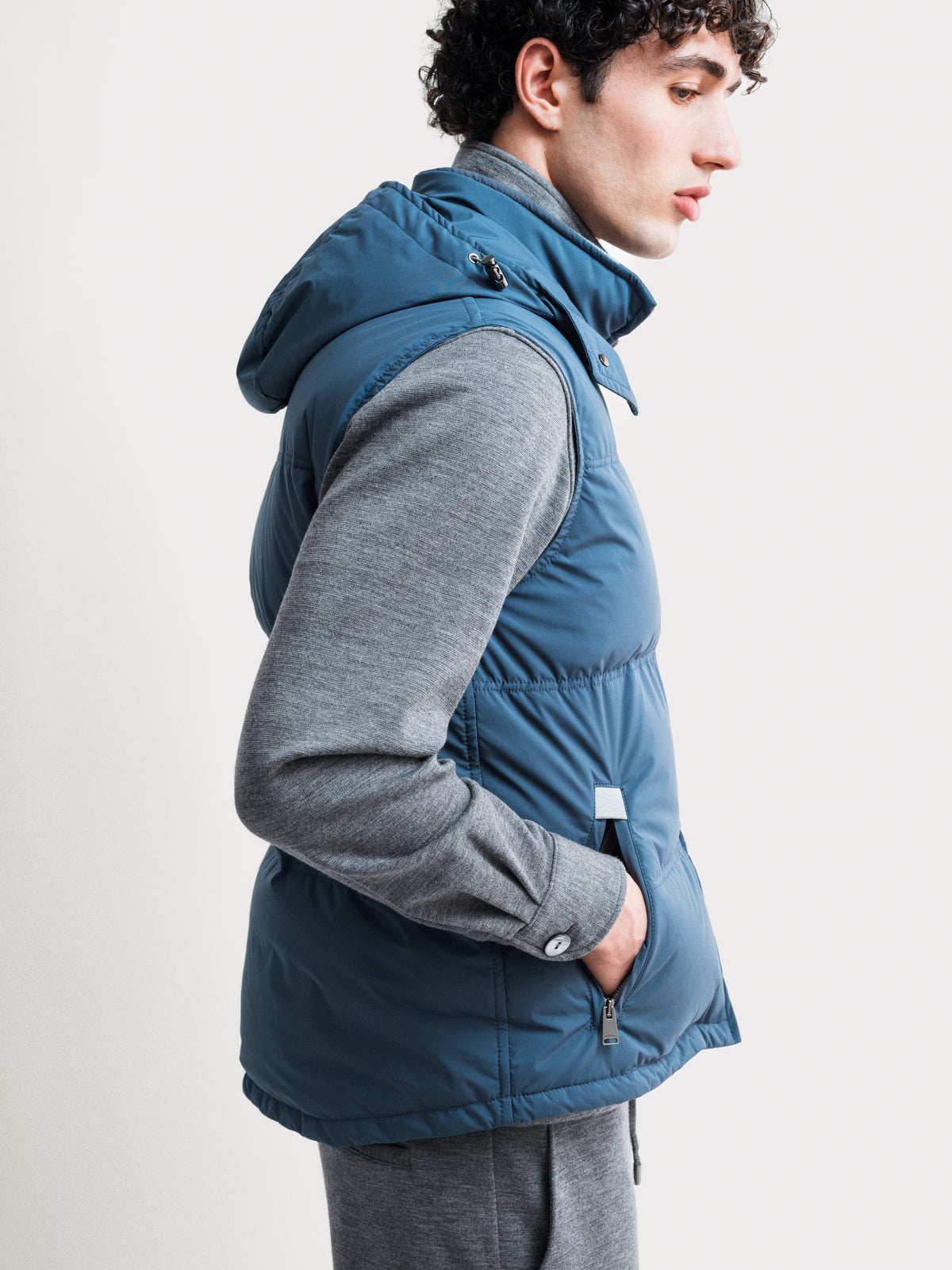 DOWN VEST